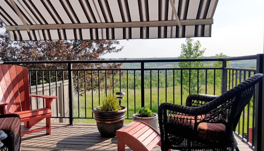 retractable-awning-shading-deck-with-patio-furniture-from-sun Retractable awning shading deck with patio furniture from sun